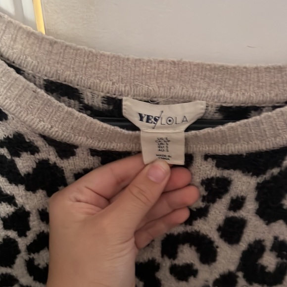 A sweater cheetah print size small - Picture 3 of 3